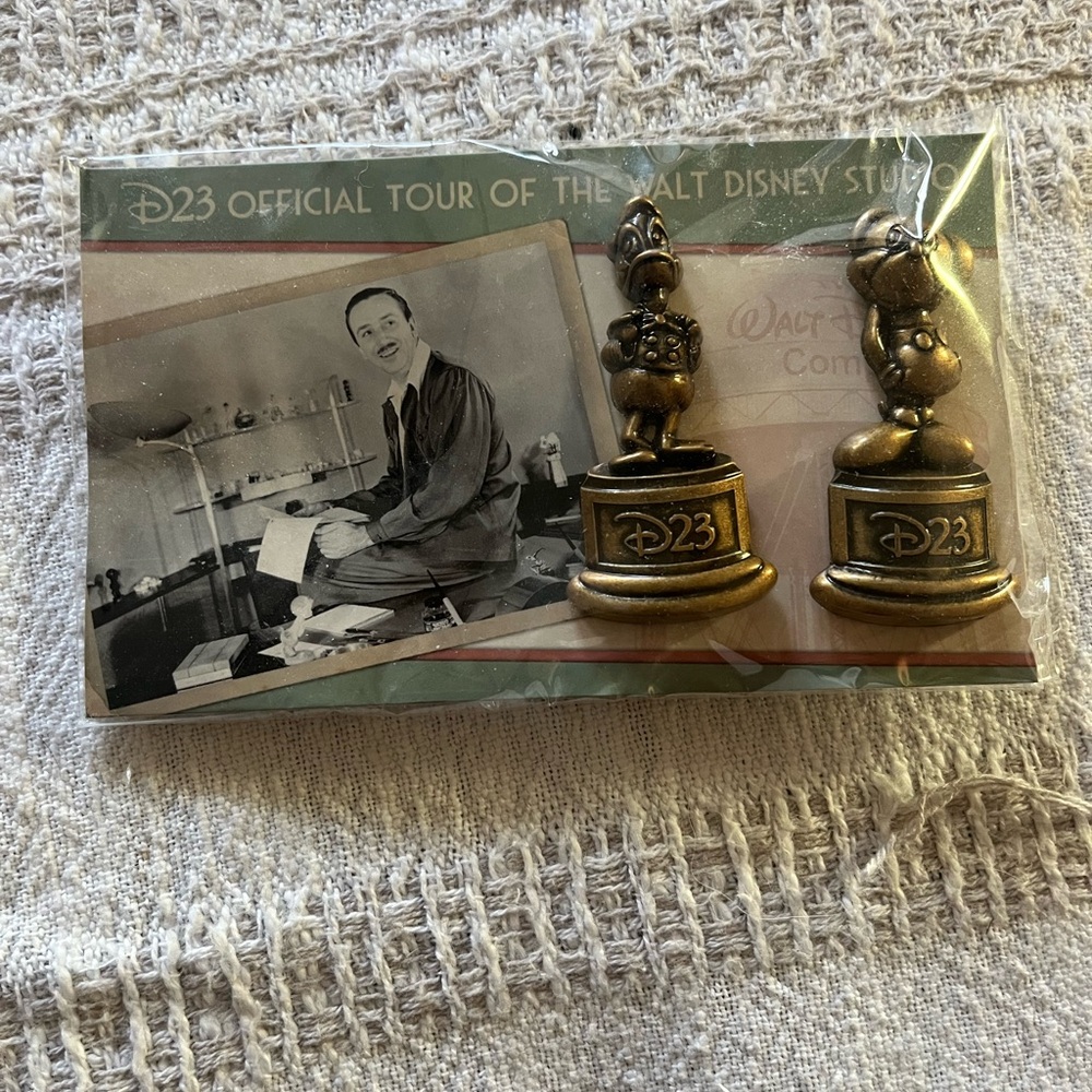 Brand New 🖤❤️ D23 Offical Tour Of The Walt Disney Studio Pin Donald/ Mickey❤️🖤